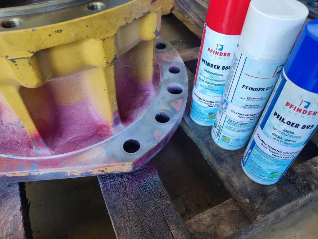 Técnico realizando prueba con líquidos penetrantes para detectar fallas superficiales, dentro de los tipos de ensayos no destructivos.