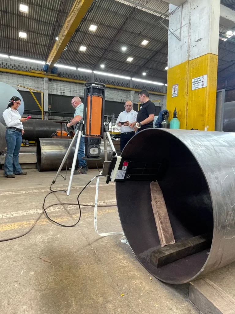 Uso de rayos X en radiografía industrial como parte de los tipos de ensayos no destructivos para control de calidad.