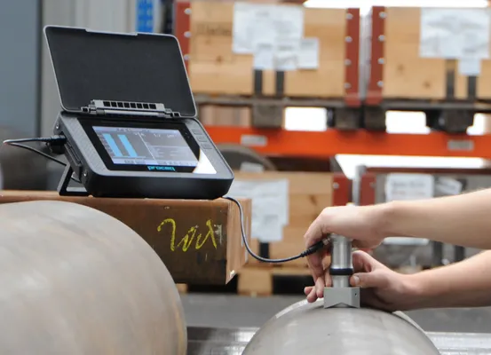 Inspección de dureza con escala Rockwell directo usando Equotip 550.