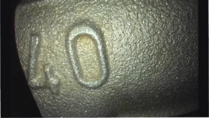 Escaneo tridimensional captado con videoscopio donde se observa la textura superficial de un material y el número 40 claramente definido