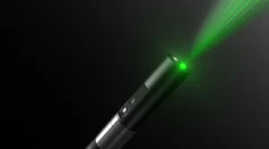 Primer plano del sensor del videoscopio X3000 con láser verde activo para posicionamiento preciso durante inspecciones