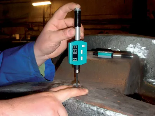 Técnico utilizando durómetro portátil Equotip Piccolo 2 o Bambino 2 para la medición de dureza de metales en campo o taller