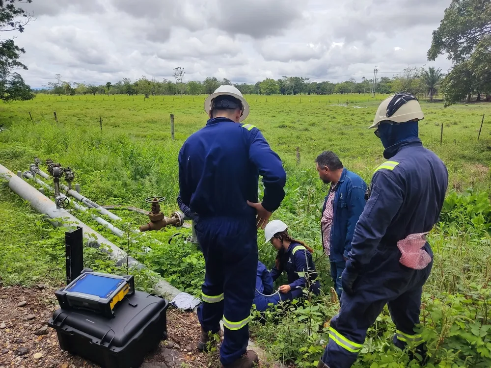 Una imagen que muestra escenario real donde se utiliza la aplicación de las ondas guiadas: técnicos inspeccionando un ducto de ventilación en el exterior.