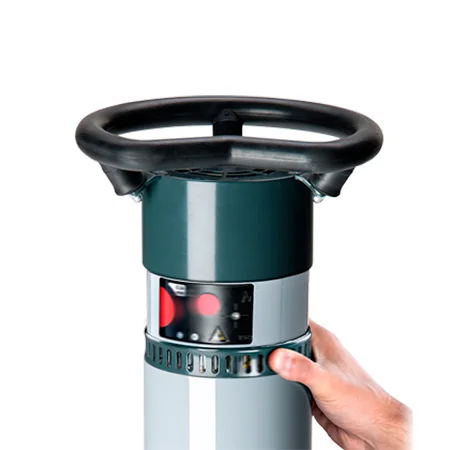 Primer plano de una mano sujetando la parte superior de un equipo de ensayo para inspección vertical, con indicadores luminosos rojos activos.