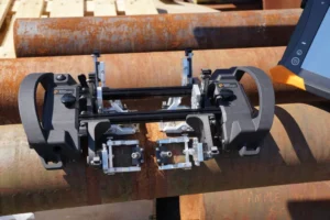 Primer plano de un equipo de ensayo de tuberías de alta tecnología, meticulosamente diseñado para la inspección y evaluación de infraestructuras críticas en entornos industriales.