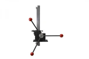 Vista lateral de una brochadora manual industrial, mostrando sus tres brazos de palanca y el mecanismo de cremallera vertical