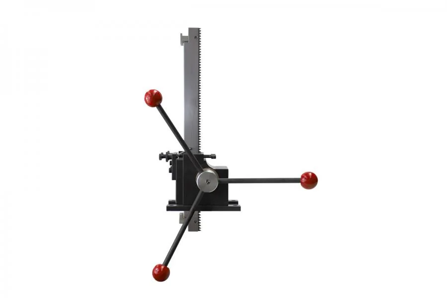 Vista lateral de una brochadora manual industrial, mostrando sus tres brazos de palanca y el mecanismo de cremallera vertical