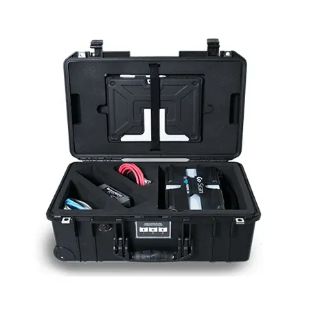 Maleta robusta abierta mostrando el sistema portátil Go Scan para radiografía industrial, con compartimentos organizados