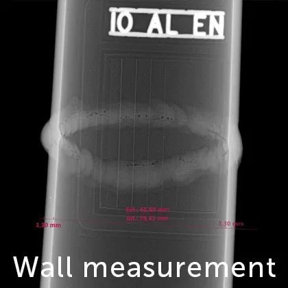 Radiografía industrial de una soldadura en tubería con mediciones de pared detalladas y marcas de identificación "IO AL EN"