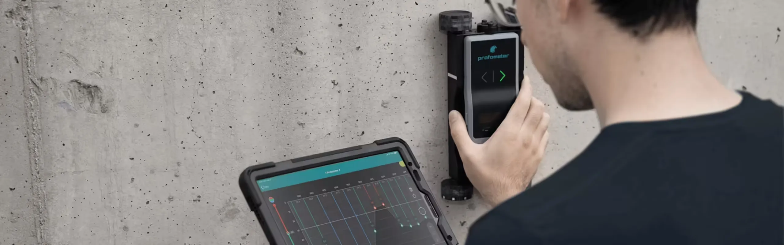 Ingeniero civil o inspector usando un equipo profómetro para medir la cobertura y potencial de corrosión del acero en la estructura de concreto