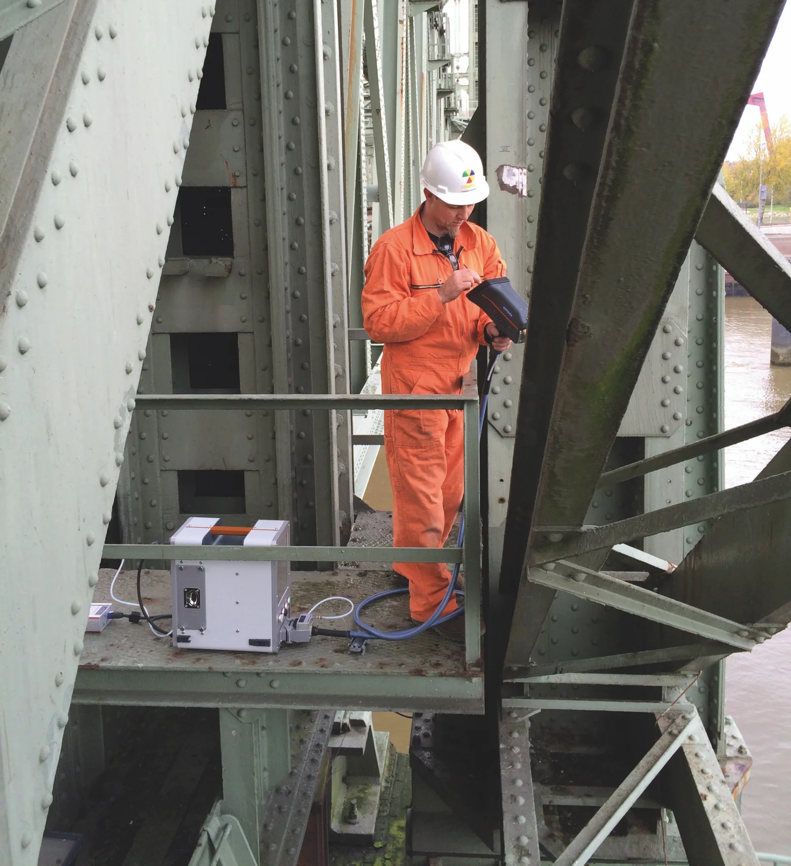Análisis de la composición elemental en campo mediante Espectrometría de emisión óptica móvil (OES) para garantizar la calidad y seguridad de una estructura metálica exterior.