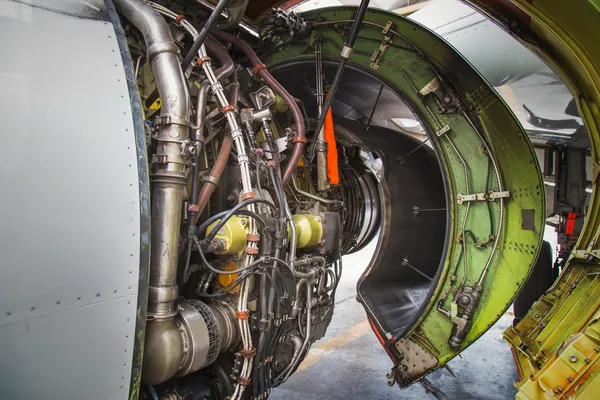 Un estudio técnico sobre Cómo impactan los NDT en el sector aeronáutico mediante la revisión de motores y sus sistemas.