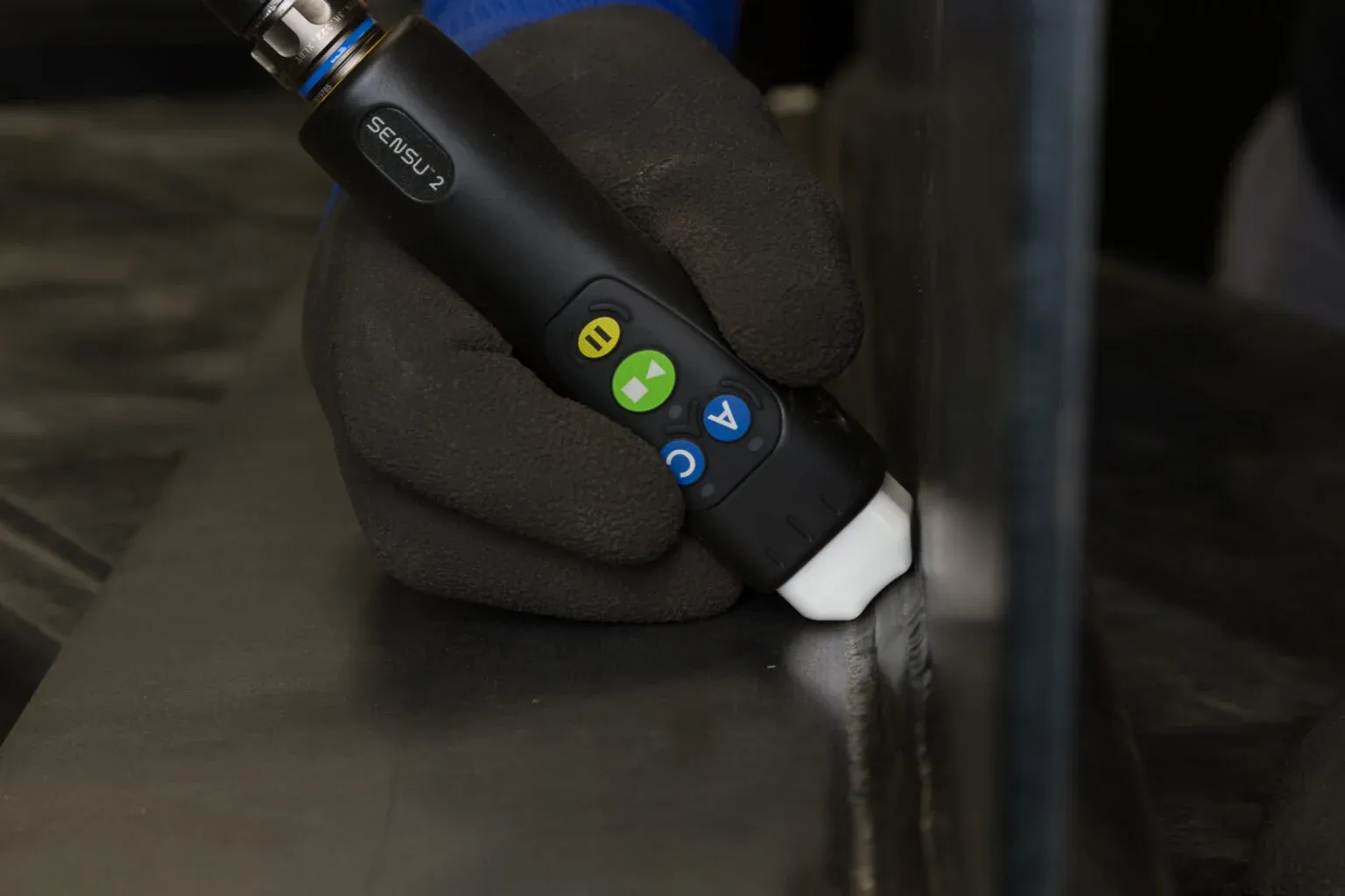 Técnico calificado realiza Ensayos No Destructivos en Ecuador usando tecnología ACFM para detectar grietas en metal