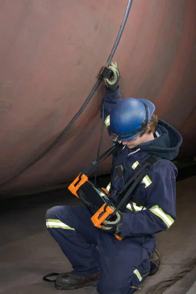 Pantalla táctil del equipo Reddy mostrando mapeo de corrosión en Ensayos No Destructivos en Ecuador de superficies metálicas