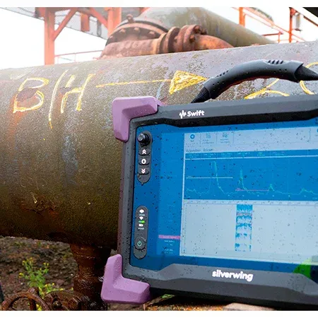 Técnico analiza integridad de ductos mediante Ensayos No Destructivos en Venezuela con equipo Swift de alta resolución