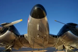 Inspección visual de la estructura de un avión antiguo para entender Cómo impactan los NDT en el sector aeronáutico.