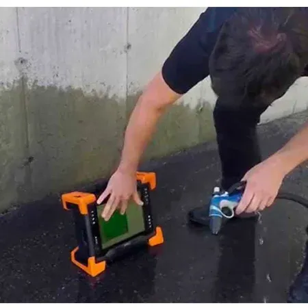 Operario calificado realiza Ensayos No Destructivos en Venezuela con tecnología ECA en condiciones climáticas reales