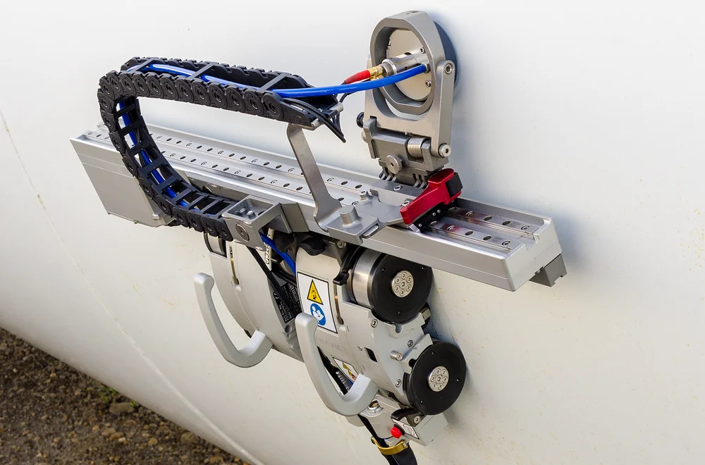 Equipo robótico de ultrasonido industrial adherido a la pared de un tanque para medir espesores y detectar corrosión