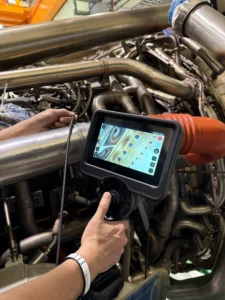 ¿Cómo influyen los NDT en industria?: Operario manejando sonda de video flexible para mostrar cómo influyen los NDT en industria de procesos mecánicos