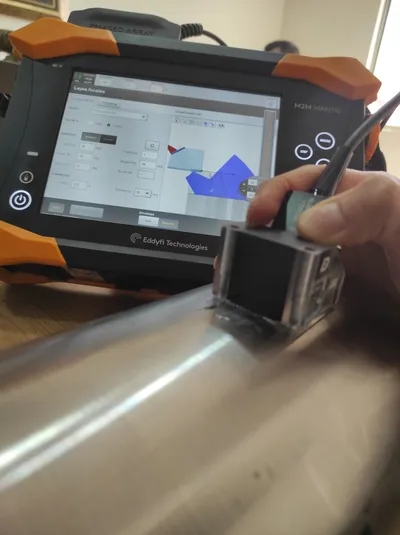 Ajuste de parámetros y leyes focales en un dispositivo de Ultrasonido Phased Array sobre una superficie metálica cilíndrica