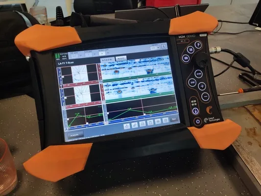 Pantalla dividida mostrando diferentes vistas de escaneo mediante Ultrasonido Phased Array para mapeo de corrosión