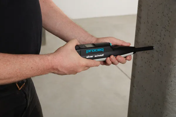 Uso de esclerómetro digital en posición horizontal para evaluar la uniformidad del hormigón en un elemento vertical