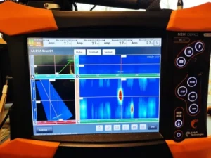 Interfaz digital de un equipo de Ultrasonido Phased Array mostrando gráficos A-Scan y S-Scan para detección de fallas