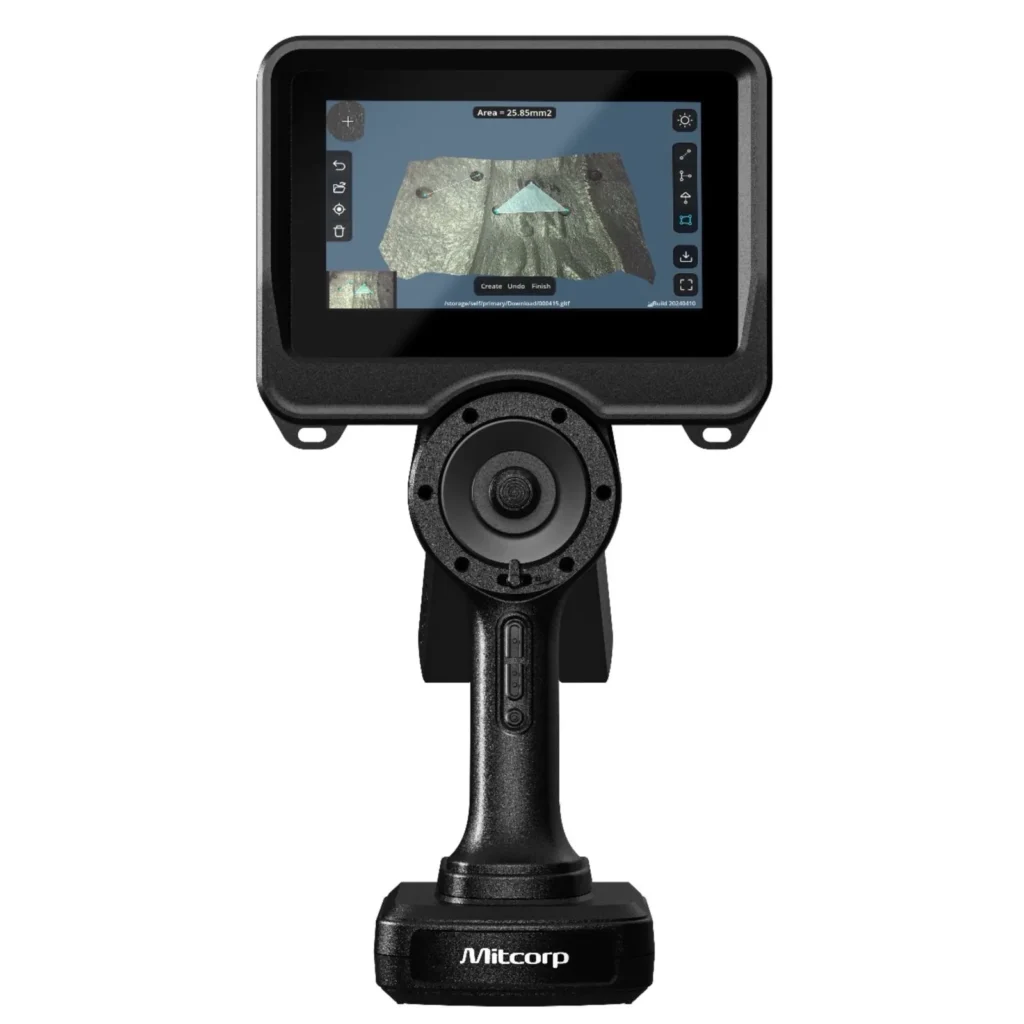 Videoscopio profesional Mitcorp mostrando una medición de área mediante videoscopia sobre una superficie metálica rugosa.