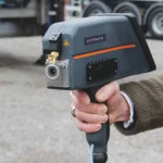 Técnico especialista realizando una prueba OES sobre un tubo de metal para verificar el grado del acero y su composición.