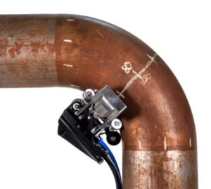 Inspección ultrasónica para cómo detectar grietas en estructuras metálicas de tuberías industriales mediante escáner.
