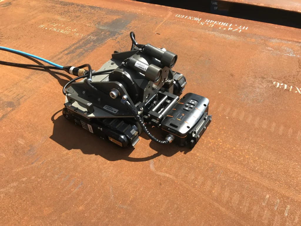 Robot automatizado que muestra cómo detectar grietas en estructuras metálicas y placas de acero de gran grosor.