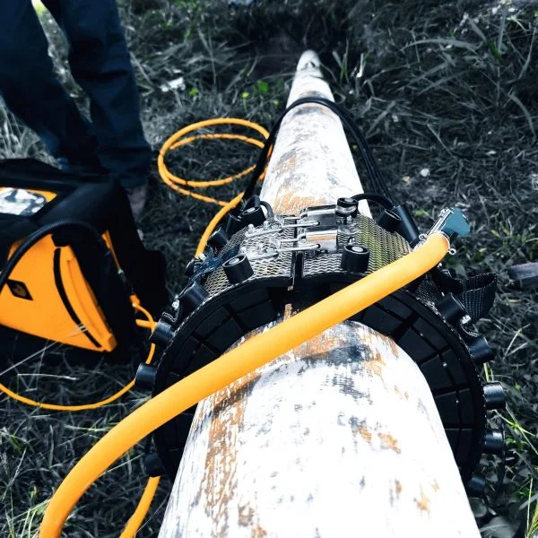 Sistema de ondas guiadas para inspección con Ensayos No Destructivos Perú detectando corrosión en ductos de largo alcance.
