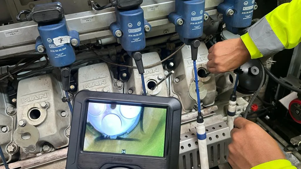 Técnico realiza inspección con Ensayos No Destructivos Perú usando boroscopio digital para revisar válvulas internas.