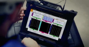 Operario analiza gráficos de ultrasonido phased array en la pantalla digital de un equipo portátil Cypher.