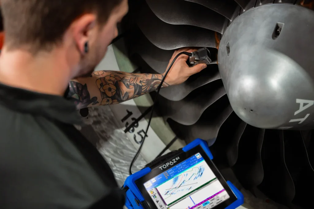 Técnico realiza una inspección por phased array en los álabes de una turbina usando un detector de fallas Topaz.