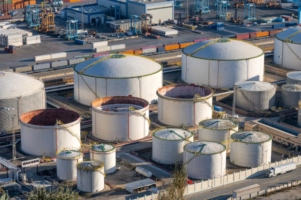Inspección de activos industriales en una gran terminal de tanques y contenedores.