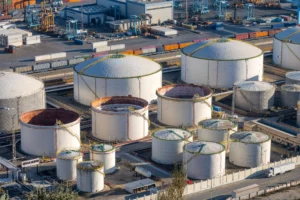 Inspección de activos industriales en una gran terminal de tanques y contenedores.