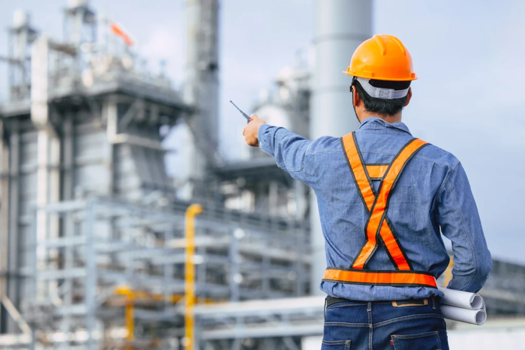 Ingeniero realizando una inspección de activos industriales en una planta de procesamiento.