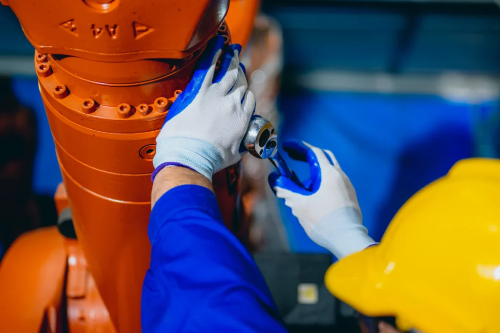 Mantenimiento industrial basado en riesgo: Ajuste de un robot industrial con llave de trinquete.