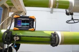 Medidor de espesores por ultrasonido avanzado con pantalla a color y escaner en tuberías industriales.
