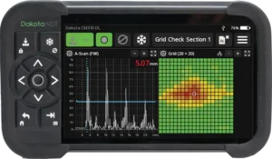 Pantalla de medidor de espesores por ultrasonido Dakota NDT mostrando gráfica A-Scan y datos de inspección.