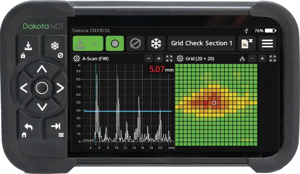 Pantalla de medidor de espesores por ultrasonido Dakota NDT mostrando gráfica A-Scan y datos de inspección.
