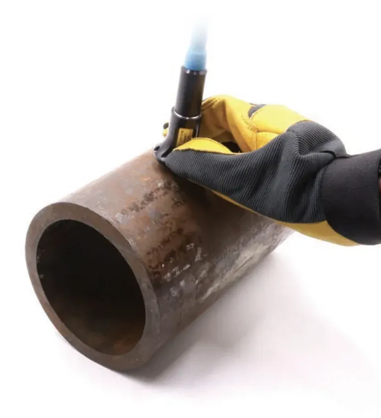 Medición de espesor en tubería oxidada con un palpador y medidor de espesores por ultrasonido.