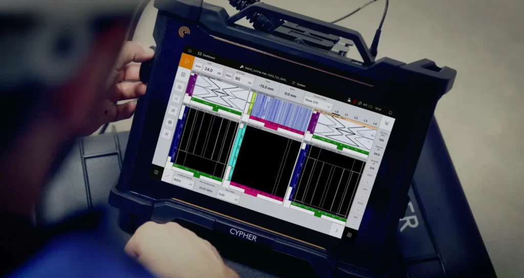Una persona usa un software TOFD en una tablet para inspeccionar materiales.