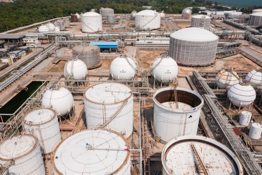 Inspección de fondos de tanques industriales: Vista aérea de gran parque de tanques de almacenamiento esféricos y cilíndricos. Inspección de fondos de tanques industriales: Vista aérea de gran parque de tanques de almacenamiento esféricos y cilíndricos.