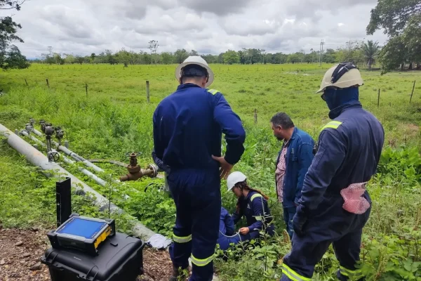 Una imagen que muestra escenario real donde se utiliza la aplicación de las ondas guiadas: técnicos inspeccionando un ducto de ventilación en el exterior.