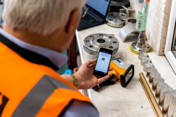 Análisis profesional de materiales con analizador XRF en ingeniería.