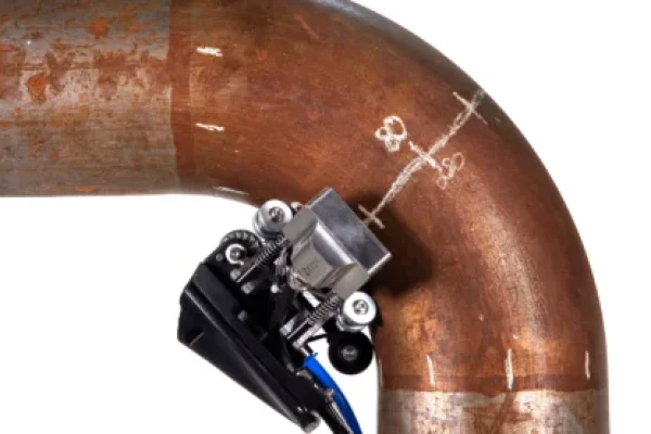 Inspección ultrasónica para cómo detectar grietas en estructuras metálicas de tuberías industriales mediante escáner.